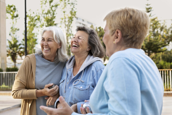 elderly-friends-playing-petanque